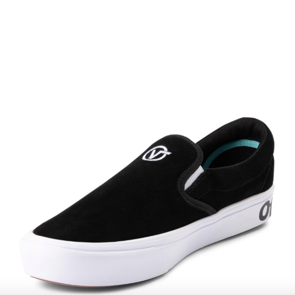vans comfycush slip on black
